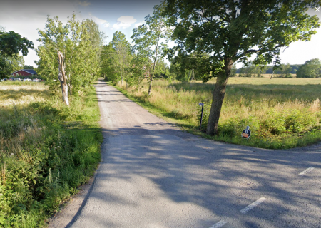Du kommer från grusvägen och svänger vänster in på Gamla Börjevägen, riktning Börje